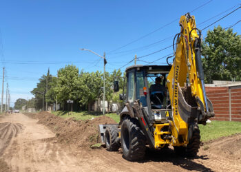 CONTINÚAN LAS OBRAS DE CORDÓN CUNETA QUE REALIZA LA MUNICIPALIDAD DE BRAGADO