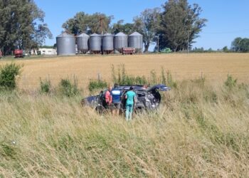 DESPISTE Y VUELCO DE UN AUTO CON VARIOS OCUPANTES