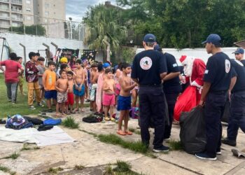 BOMBEROS ENTREGA REGALOS EN CASA DEL NIÑO