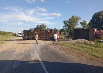 VOLCÓ UN CAMIÓN CON CEREAL EN RUTA 46