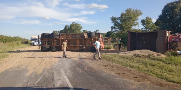 VOLCÓ UN CAMIÓN CON CEREAL EN RUTA 46