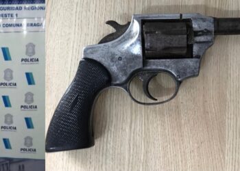 UNA MUJER RECLAMABA POR EL TRABAJO DE SU HIJO Y TENIA UN ARMA EN SU PODER