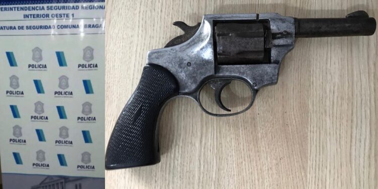 UNA MUJER RECLAMABA POR EL TRABAJO DE SU HIJO Y TENIA UN ARMA EN SU PODER