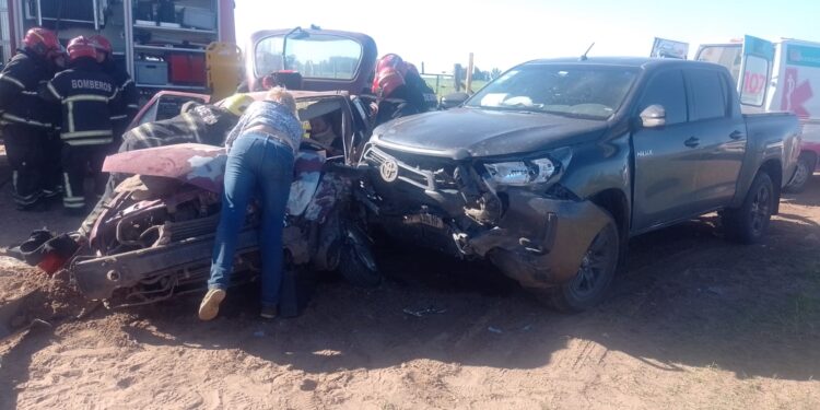 VIOLENTO CHOQUE DE DOS AUTOMOVILES EN CAMINO VECINAL DE LA LIMPIA