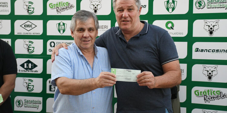 EL INTENDENTE DE CHIVILCOY ENTREGO CHEQUES A INSTITUCIONES POR MAS DE 8 MILLONES DE PESOS.