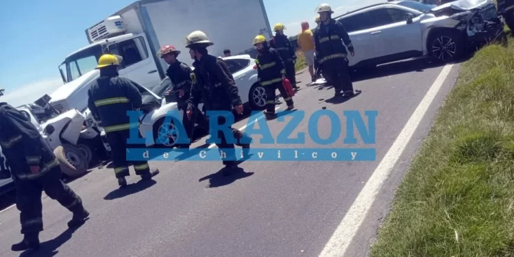 RUTA 5. DESPUÉS DE UN ACCIDENTE FATAL, HORAS MÁS TARDE UN CAMIÓN PROVOCÓ UN CHOQUE EN CADENA 1 RUTA 5. DESPUÉS DE UN ACCIDENTE FATAL, HORAS MÁS TARDE UN CAMIÓN PROVOCÓ UN CHOQUE EN CADENA
