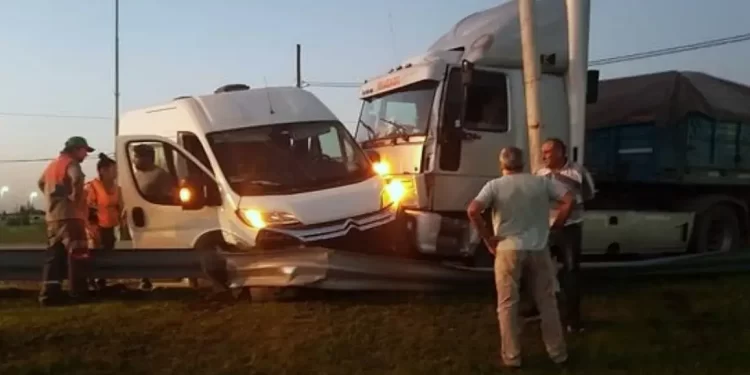 CHOQUE ENTRE UN CAMIÓN DE BRAGADO Y UN UTILITARIO, SOBRE LA RUTA 5 1 CHOQUE ENTRE UN CAMIÓN DE BRAGADO Y UN UTILITARIO, SOBRE LA RUTA 5