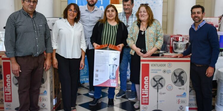CON APOYO PROVINCIAL, SE ENTREGÓ EQUIPAMIENTO PARA INSTITUCIONES EDUCATIVAS DE BRAGADO