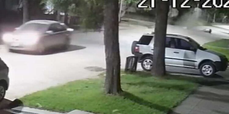 BUSCAN AL PROTAGONISTA DE UN ACCIDENTE EN LA MADRUGADA. CHOCO UNA MOTO CON DOS PERSONAS 1 BUSCAN AL PROTAGONISTA DE UN ACCIDENTE EN LA MADRUGADA. CHOCO UNA MOTO CON DOS PERSONAS