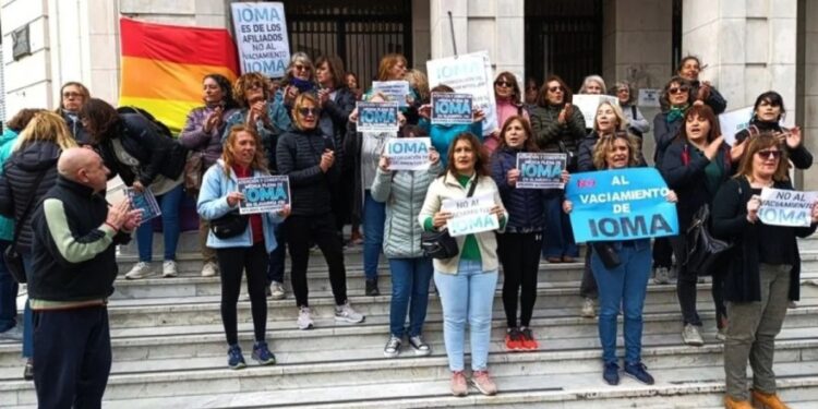 CRECEN LAS QUEJAS CONTRA EL IOMA EN BRAGADO: “KICILLOF Y TODA SU CÚPULA SON RESPONSABLES” 1 CRECEN LAS QUEJAS CONTRA EL IOMA EN BRAGADO: “KICILLOF Y TODA SU CÚPULA SON RESPONSABLES”