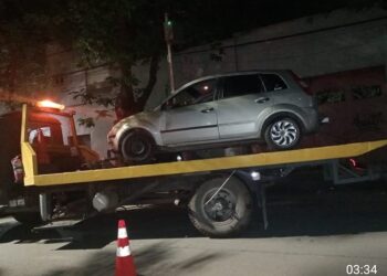 CONDUCIA ALCOHOLIZADO Y SE NEGO A ENTREGAR EL AUTO. QUEDO DETENIDO