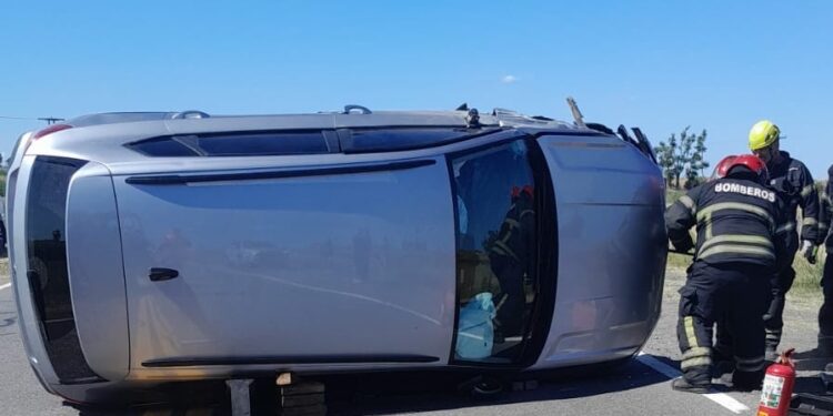 CHOQUE Y VUELCO EN RUTA 5, AFORTUNADAMENTE SIN VÍCTIMAS.