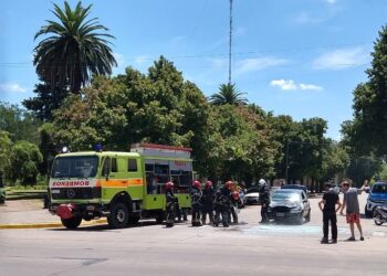 EN PLENO CENTRO, INCENDIO DE UN AUTOMÓVIL