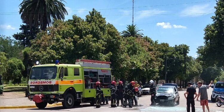 EN PLENO CENTRO, INCENDIO DE UN AUTOMÓVIL 1 EN PLENO CENTRO, INCENDIO DE UN AUTOMÓVIL
