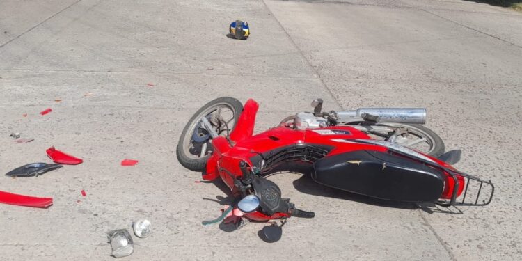 UN HOMBRE HERIDO AL CHOCAR CON SU MOTO