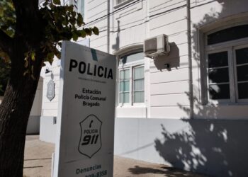 DOS MENORES FUERON SORPRENDIDOS EN EL PATIO DE UN INMUEBLE Y APREHENDIDOS MOMENTOS DESPUES.