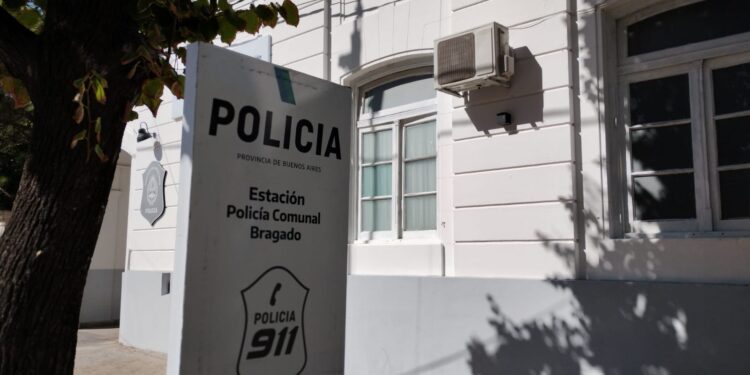 DOS MENORES FUERON SORPRENDIDOS EN EL PATIO DE UN INMUEBLE Y APREHENDIDOS MOMENTOS DESPUES.