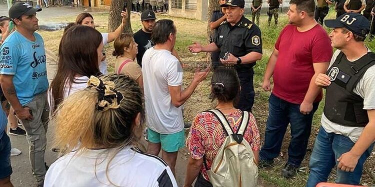 CONMOCIÓN Y PUEBLADA EN SALADILLO: UNA NENA DE 13 AÑOS DIO A LUZ Y LOS VECINOS APUNTAN A LA FAMILIA Y MUNICIPIO YA QUE HUBO DENUNCIAS PREVIAS