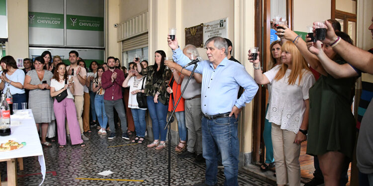 BRITOS ANUNCIÓ UN BONO DE REYES DE $100.000 PARA MUNICIPALES