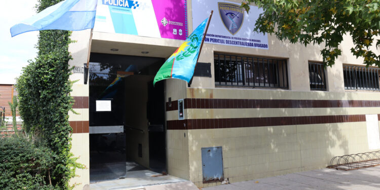 INAUDITO: UN SUJETO SE PRESENTO DONDE LO ESTABA DENUNCIANDO SU MUJER POR VIOLENCIA DE GENERO Y ARREMETIO HASTA CON LA POLICIA