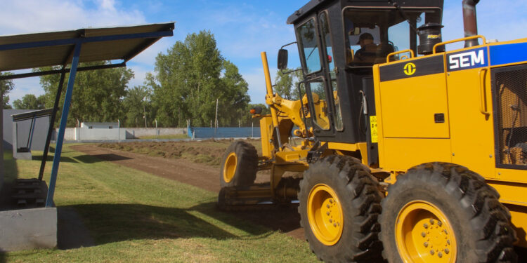 SE INICIARON OBRAS PARA RECUPERAR LA CANCHA PRINICIPAL DEL COMPLEJO DEPORTIVO MUNICIPAL