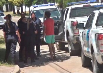 DISCUTIERON EN EL BAR Y TERMINARON A PUNTO DE PELEARSE CON ARMAS BLANCAS. UNO DE ELLOS FUE REDUCIDO MIENTRAS HUÍA