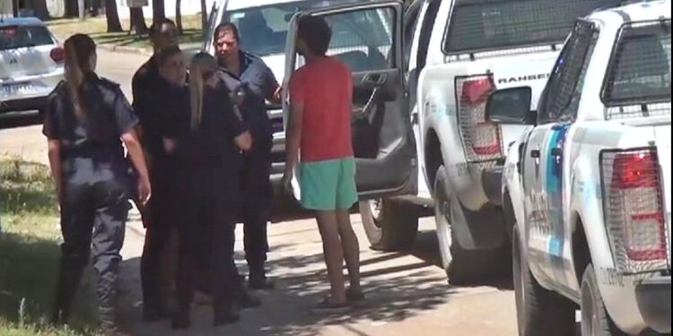 DISCUTIERON EN EL BAR Y TERMINARON A PUNTO DE PELEARSE CON ARMAS BLANCAS. UNO DE ELLOS FUE REDUCIDO MIENTRAS HUÍA 1 DISCUTIERON EN EL BAR Y TERMINARON A PUNTO DE PELEARSE CON ARMAS BLANCAS. UNO DE ELLOS FUE REDUCIDO MIENTRAS HUÍA