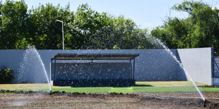 COMENZARON LAS PRUEBAS DEL SISTEMA DE RIEGO DE LA CANCHA DEL COMPLEJO