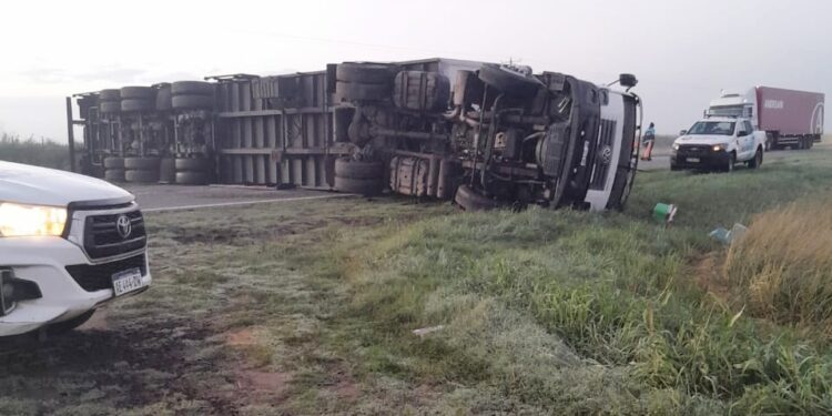 VOLCÓ CAMION EN LA RUTA 5. CHOFER HERIDO