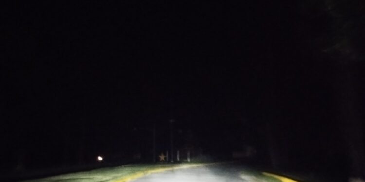 EL PELIGROSO CRUCE DE 46 Y ACCESO PERON ESTA SIN ILUMINACION DESDE HACE VARIOS DIAS.