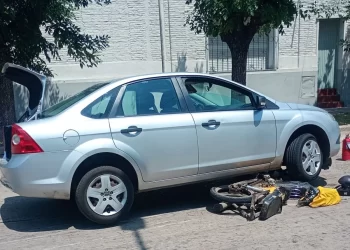 PUDO SER TRAGEDIA. UNA MOTO COLISIONO CON UN AUTO Y QUEDO DEBAJO DEL RODADO