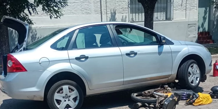 PUDO SER TRAGEDIA. UNA MOTO COLISIONO CON UN AUTO Y QUEDO DEBAJO DEL RODADO