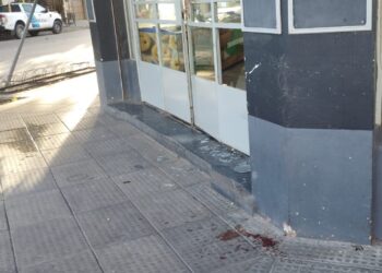 DOS JOVENES HERIDAS AL CHOCAR CON SU MOTO, EL FRENTE DE UN COMERCIO