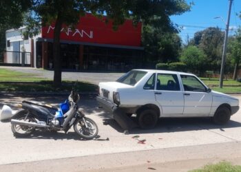 ACCIDENTE EN EL ACCESO ELIZONDO: CHOQUE DE UNA MOTO Y UN AUTOMÓVIL.