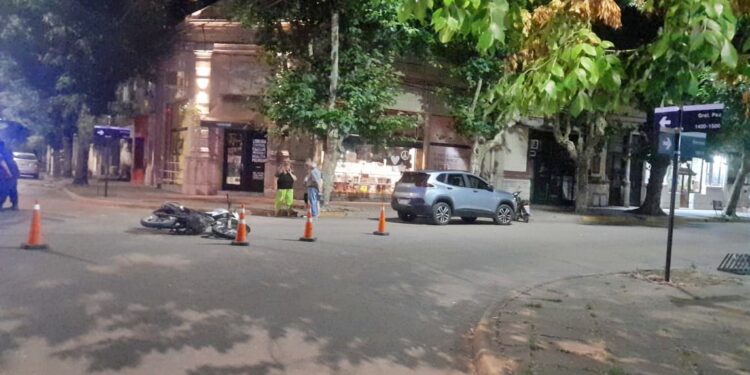 NUEVAMENTE UNA MOTO Y UN AUTO, PROTAGONISTAS DE UN ACCIDENTE