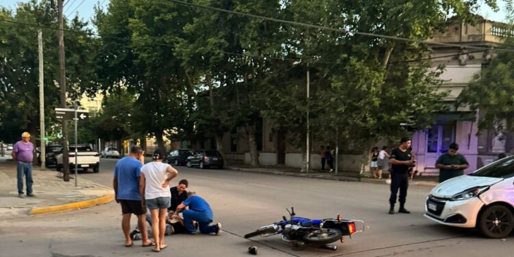 SEGUNDO ACCIDENTE DEL DIA. MOTO Y AUTOMÓVIL. HERIDO LEVE