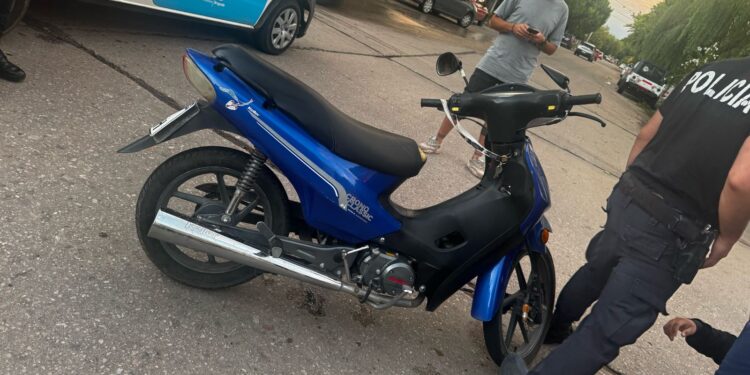 UN MOTOCICLISTA HERIDO. A UNA DE LAS MOTOS PROTAGONISTAS SE LA LLEVARON ANTES DE LA LLEGADA DE POLICIA 1 UN MOTOCICLISTA HERIDO. A UNA DE LAS MOTOS PROTAGONISTAS SE LA LLEVARON ANTES DE LA LLEGADA DE POLICIA