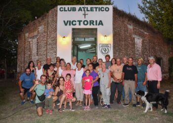 NOCHE DE PEATONAL Y EMOTIVA REINAUGURACIÓN DEL CLUB VICTORIA