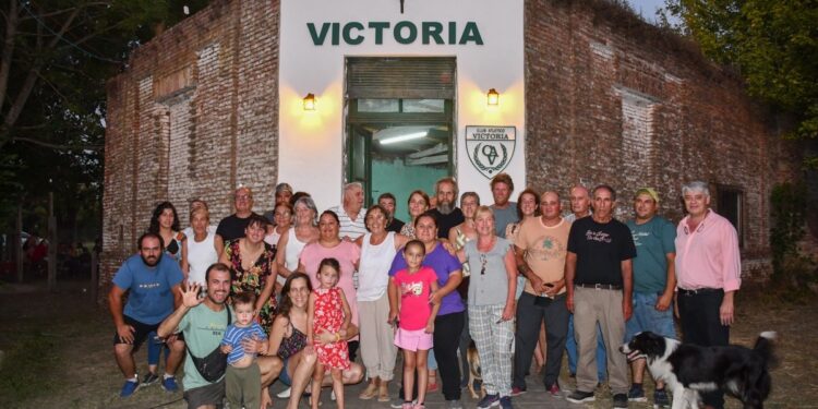NOCHE DE PEATONAL Y EMOTIVA REINAUGURACIÓN DEL CLUB VICTORIA