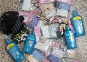 FUE APREHENDIDO POR INTENTAR LLEVARSE VARIOS ELEMENTOS DEL SUPERMERCADO LA ANONIMA