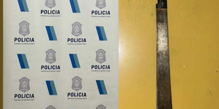 ESTABA PELEANDO CON OTRA PERSONA Y TENIA UN MACHETE