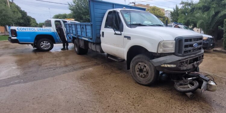 CAMION CHOCO CON UNA MOTO