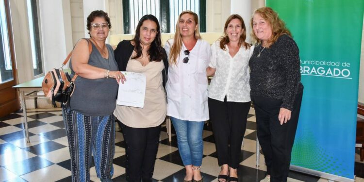 ENTREGARON MOBILIARIO A ESCUELAS DEL DISTRITO 1 ENTREGARON MOBILIARIO A ESCUELAS DEL DISTRITO