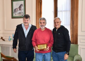 EL BOMBERO ABEL LOTÚMOLO RECIBIO UN RECONOCIMIENTO DEL MUNICIPIO