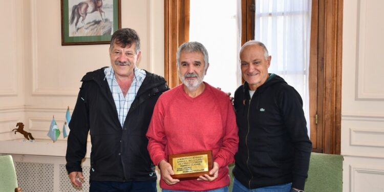 EL BOMBERO ABEL LOTÚMOLO RECIBIO UN RECONOCIMIENTO DEL MUNICIPIO