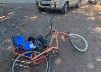 OTRO ACCIDENTE . ESTA VEZ UN AUTOMÓVIL Y UNA BICICLETA