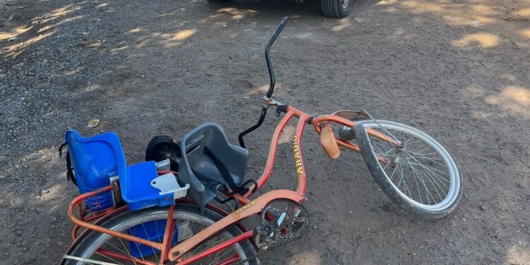 OTRO ACCIDENTE . ESTA VEZ UN AUTOMÓVIL Y UNA BICICLETA