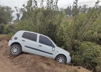 UN AUTO TUVO UN ACCIDENTE EN EL TERRAPLEN