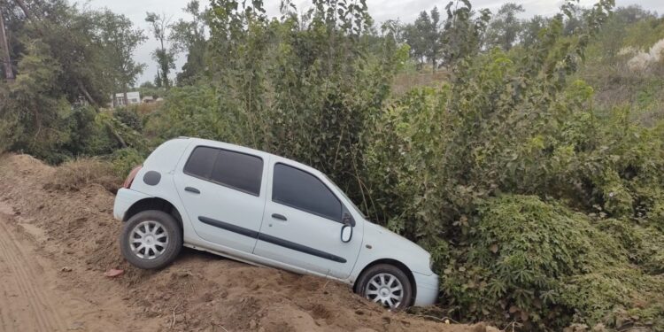 UN AUTO TUVO UN ACCIDENTE EN EL TERRAPLEN