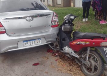UNA MUJER HERIDA AL CHOCAR CON SU MOTO